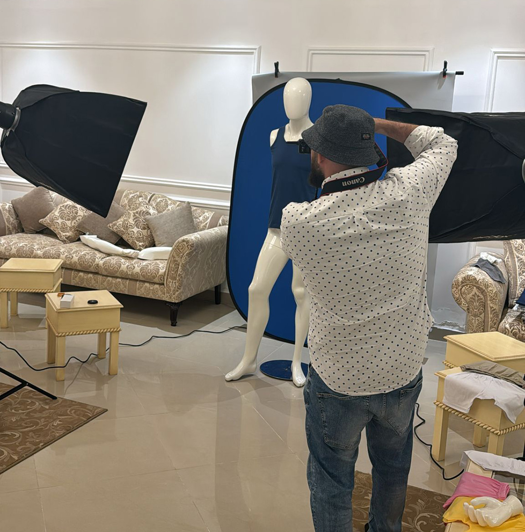صورتي لدى تصويري لمنتجات معرض حلاوة للملبوسات الجاهزة - تصوير واعداد واختيار المعدات لستوديو متحرك باستخدام المانيكان
